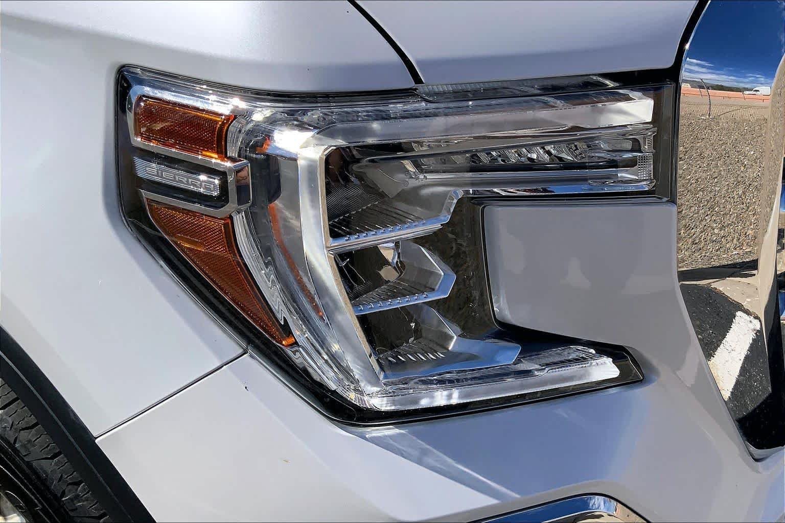 Used 2021 White Frost Tricoat GMC Denali image 24