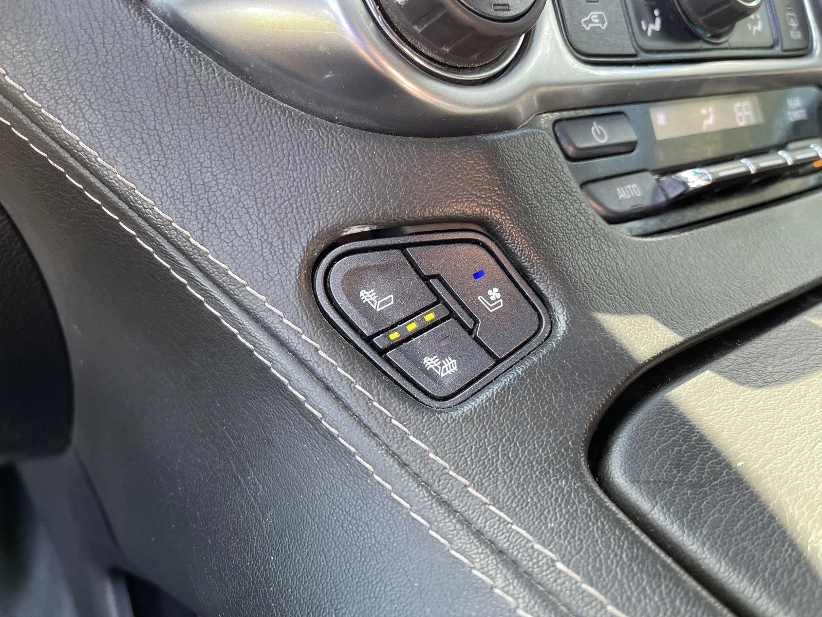 Used 2020 Black Chevrolet Premier image 33