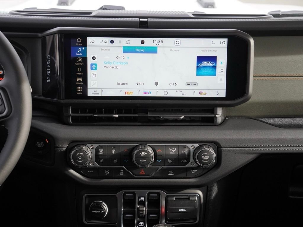 New 2026 Bright White Clear-Coat Exterior Paint Jeep Mojave image 24