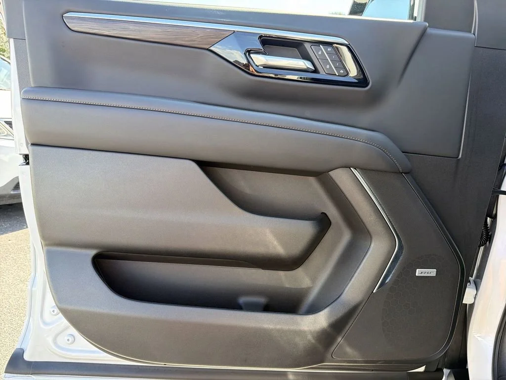 Used 2025 Iridescent Pearl Tricoat Chevrolet Z71 image 29