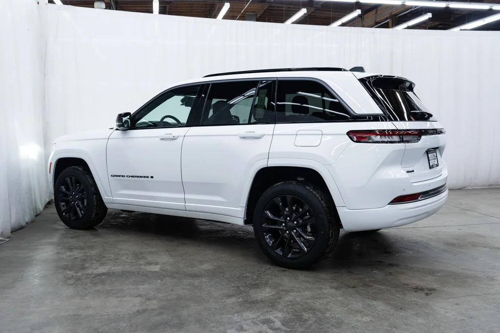 New 2026 Bright White Clear-Coat Exterior Paint Jeep Limited Reserve image 4