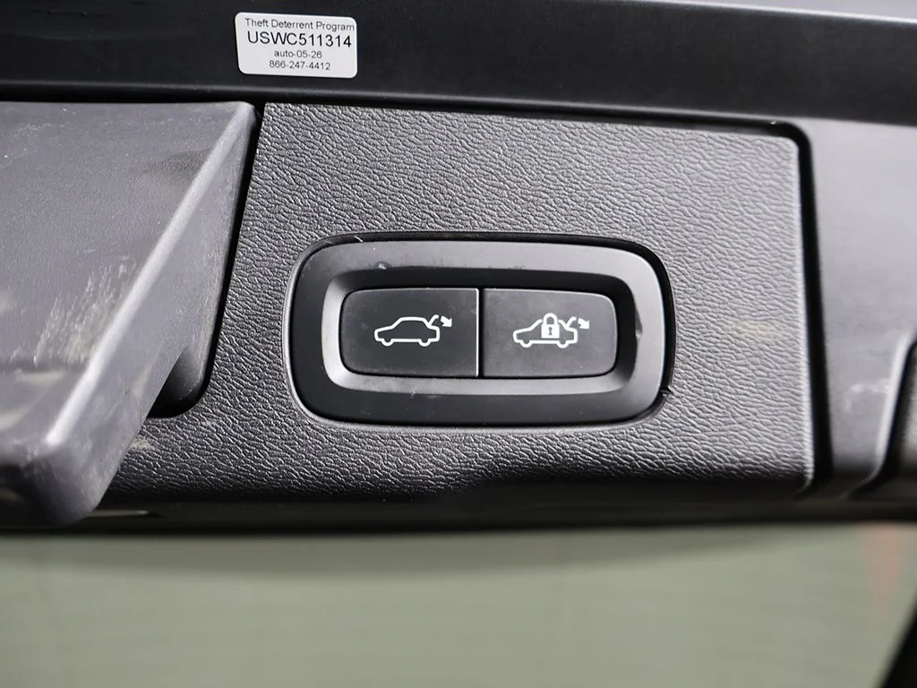 Used 2022 Onyx Black Metallic Volvo B5 Momentum image 20