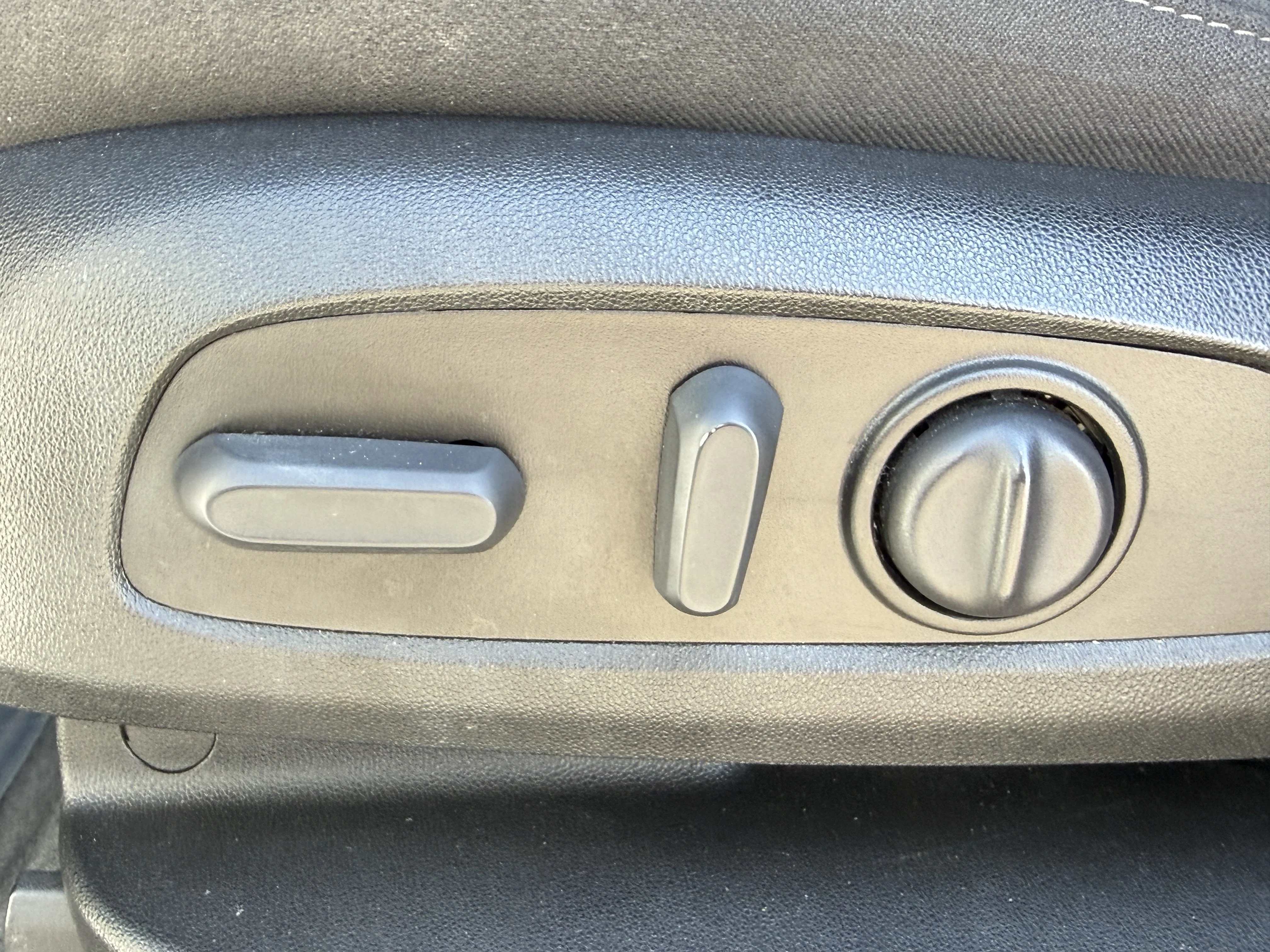 Used 2023 Summit White Chevrolet LT Cloth image 13