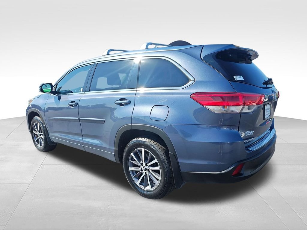 Used 2018 Blue Toyota XLE image 3