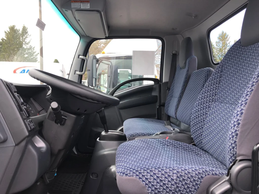 Used 2024 White Isuzu 20ft Box Truck image 6