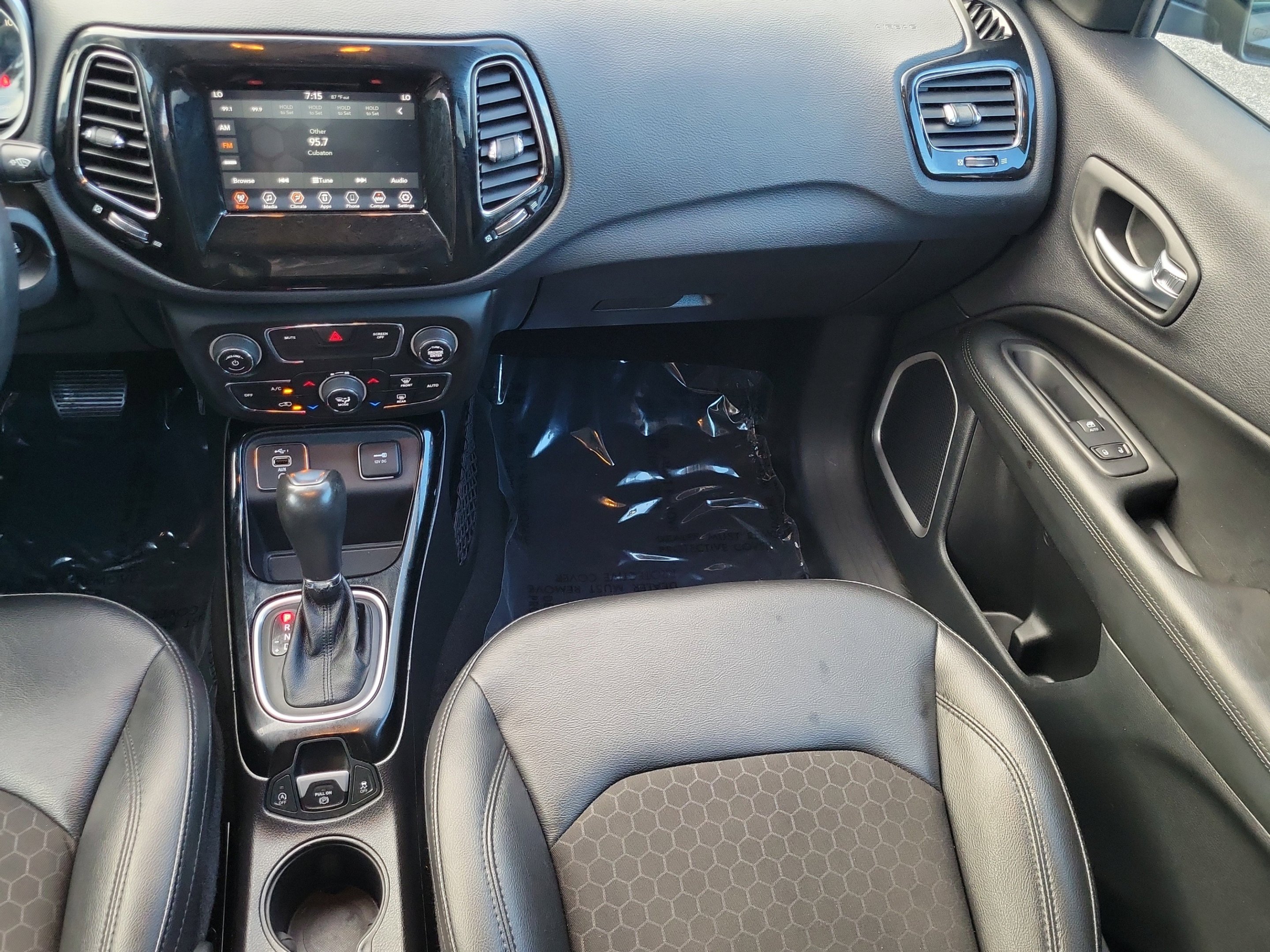 Used 2021 Granite Crystal Metallic Clearcoat Jeep Latitude image 13