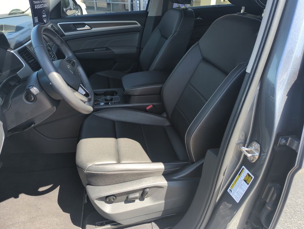 Used 2023  Volkswagen 2.0T SE image 12
