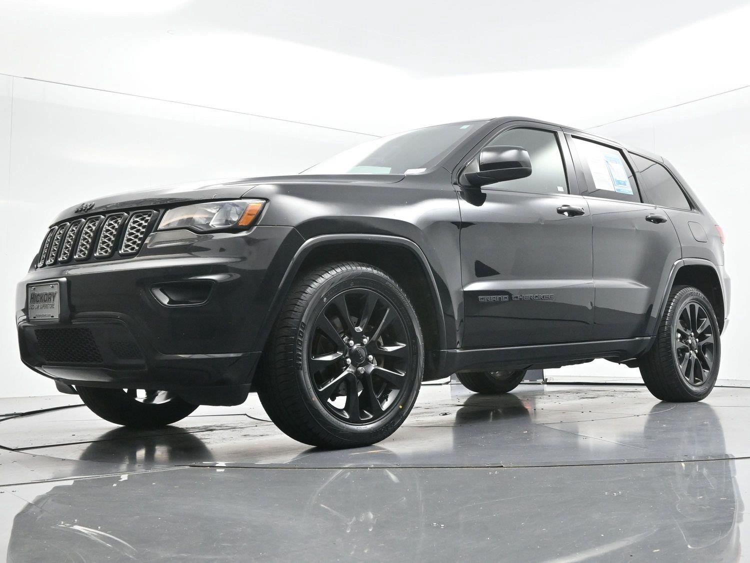 Used 2017 Diamond Black Crystal Pearlcoat Jeep Altitude image 47
