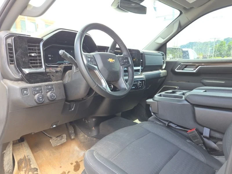 Used 2025 White Chevrolet LT image 9