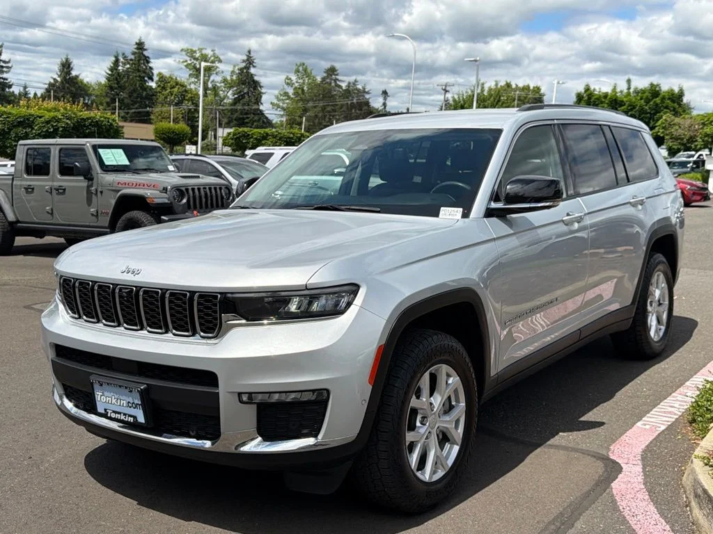 Used 2023 Silver Jeep Limited image 4