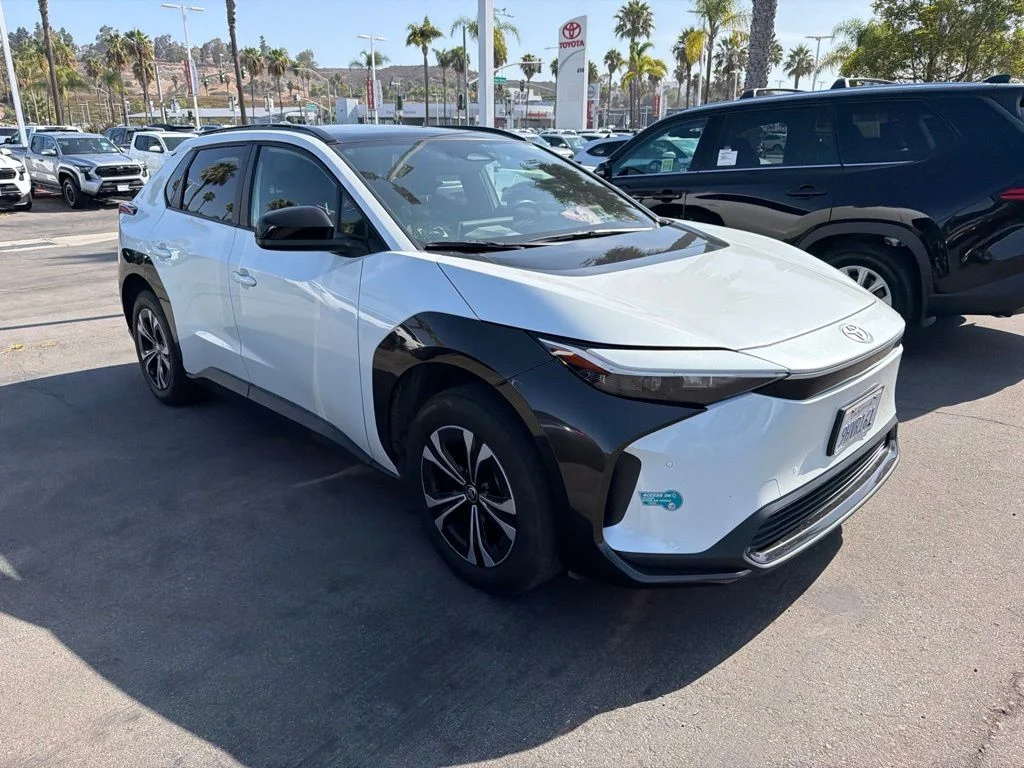 Used 2023 Beige Toyota XLE image 5