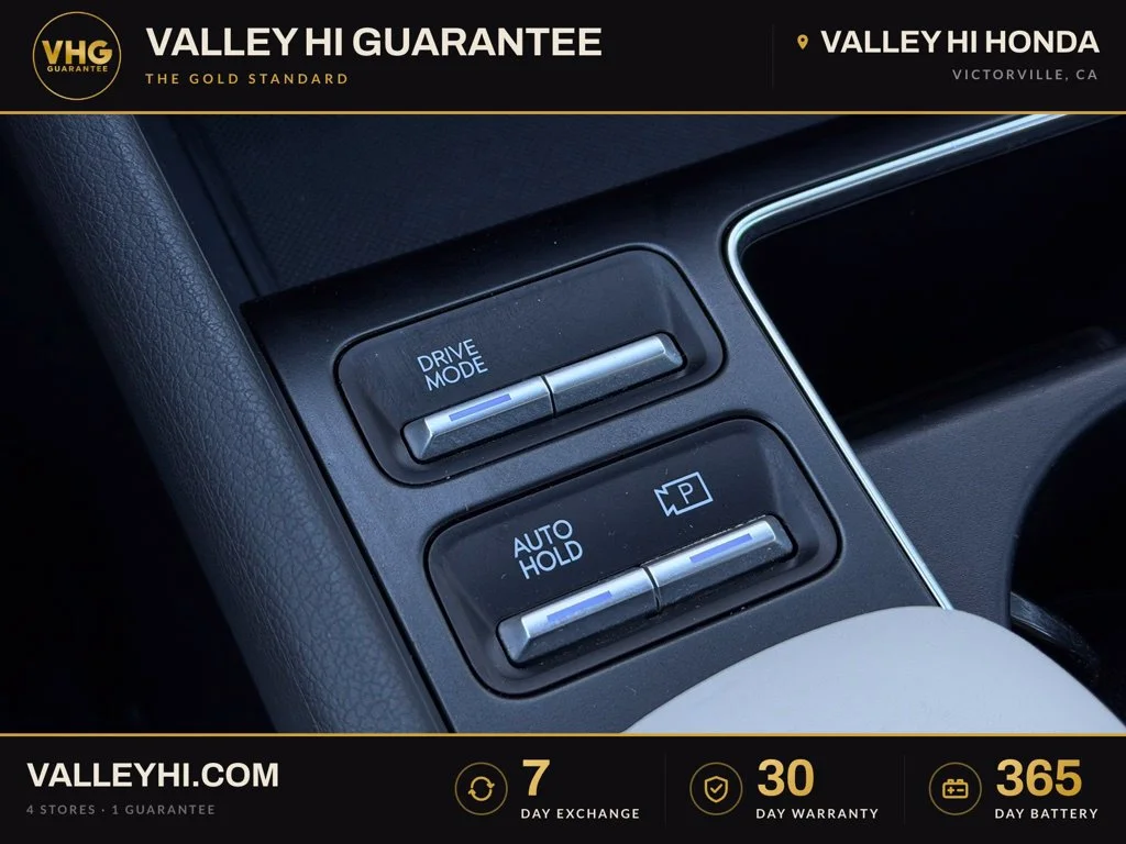 Used 2025 White Hyundai SEL image 31