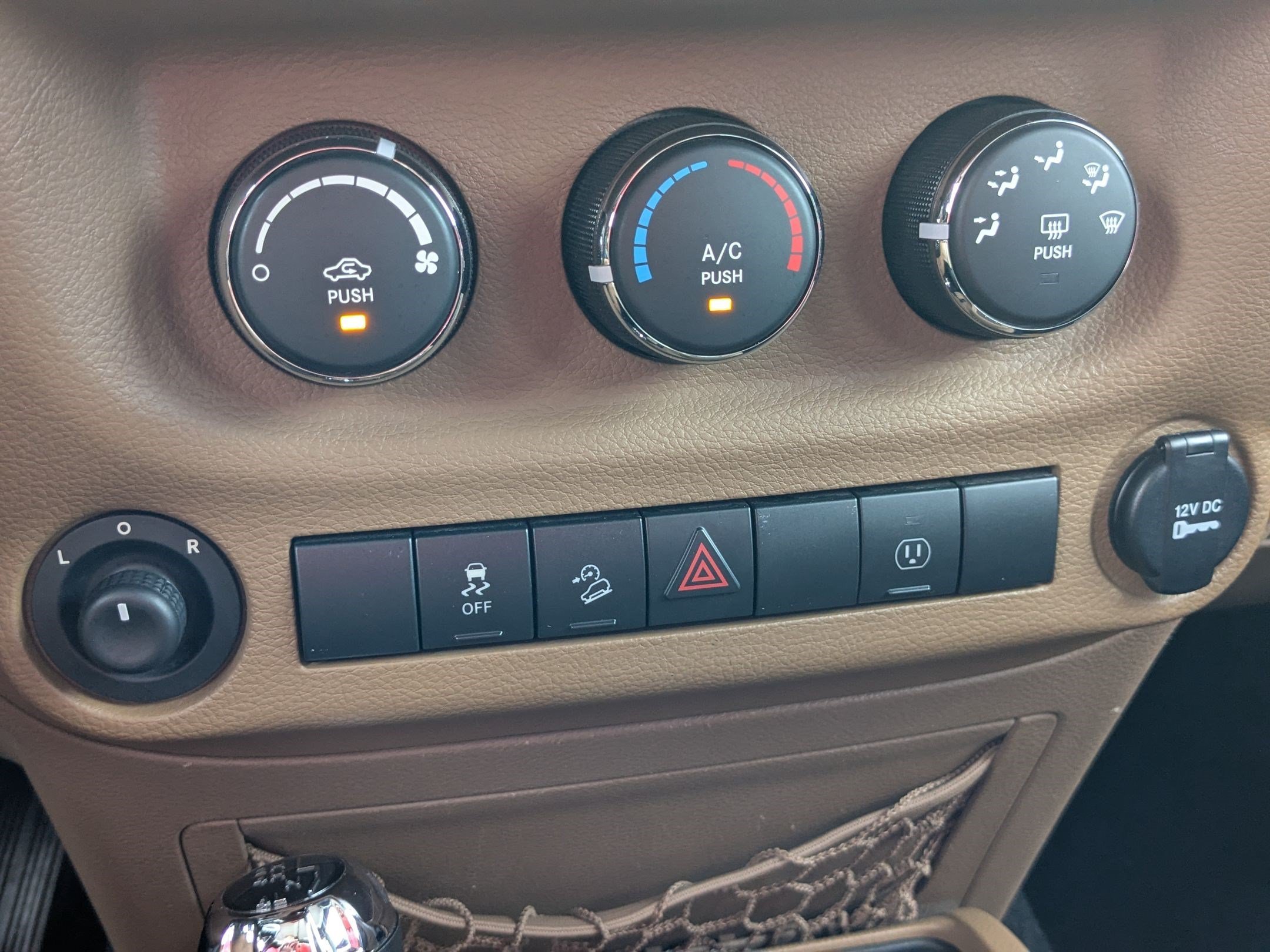 Used 2014 Billet Metallic Clearcoat Jeep Sahara image 22