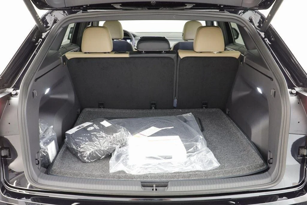 New 2026 Deep Black Volkswagen 2.0T SE w/Technology image 17
