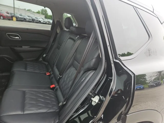 Used 2023 Black Nissan Platinum image 16