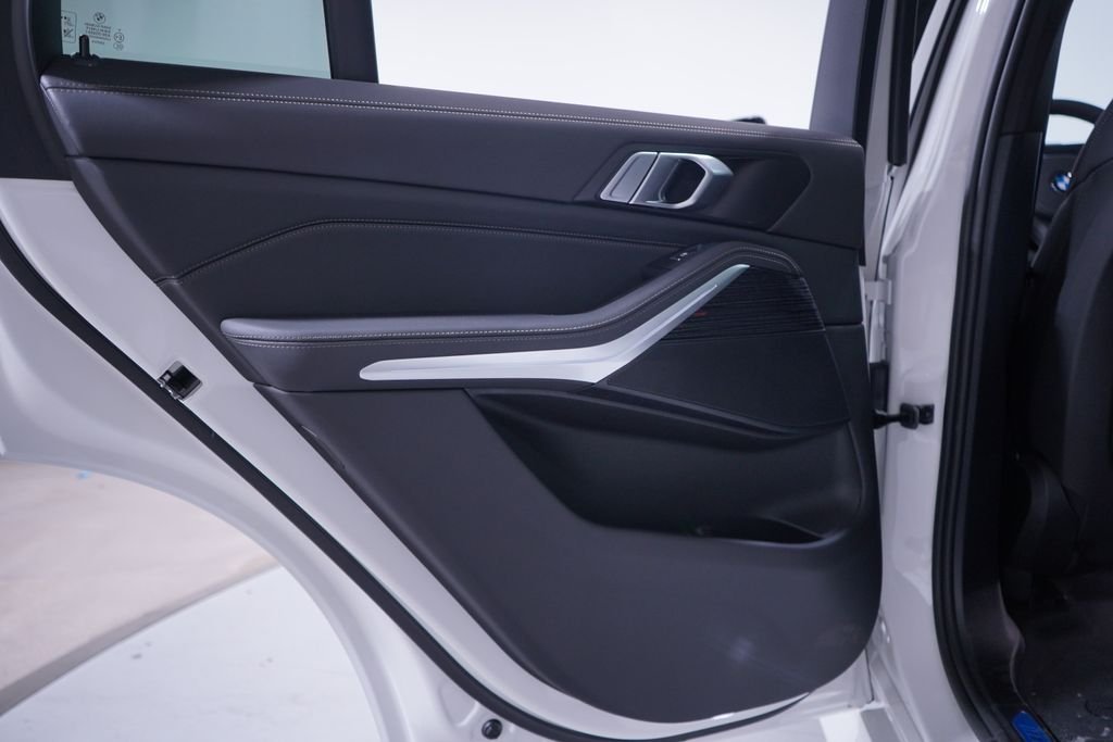 New 2026 Alpine White BMW sDrive40i image 15