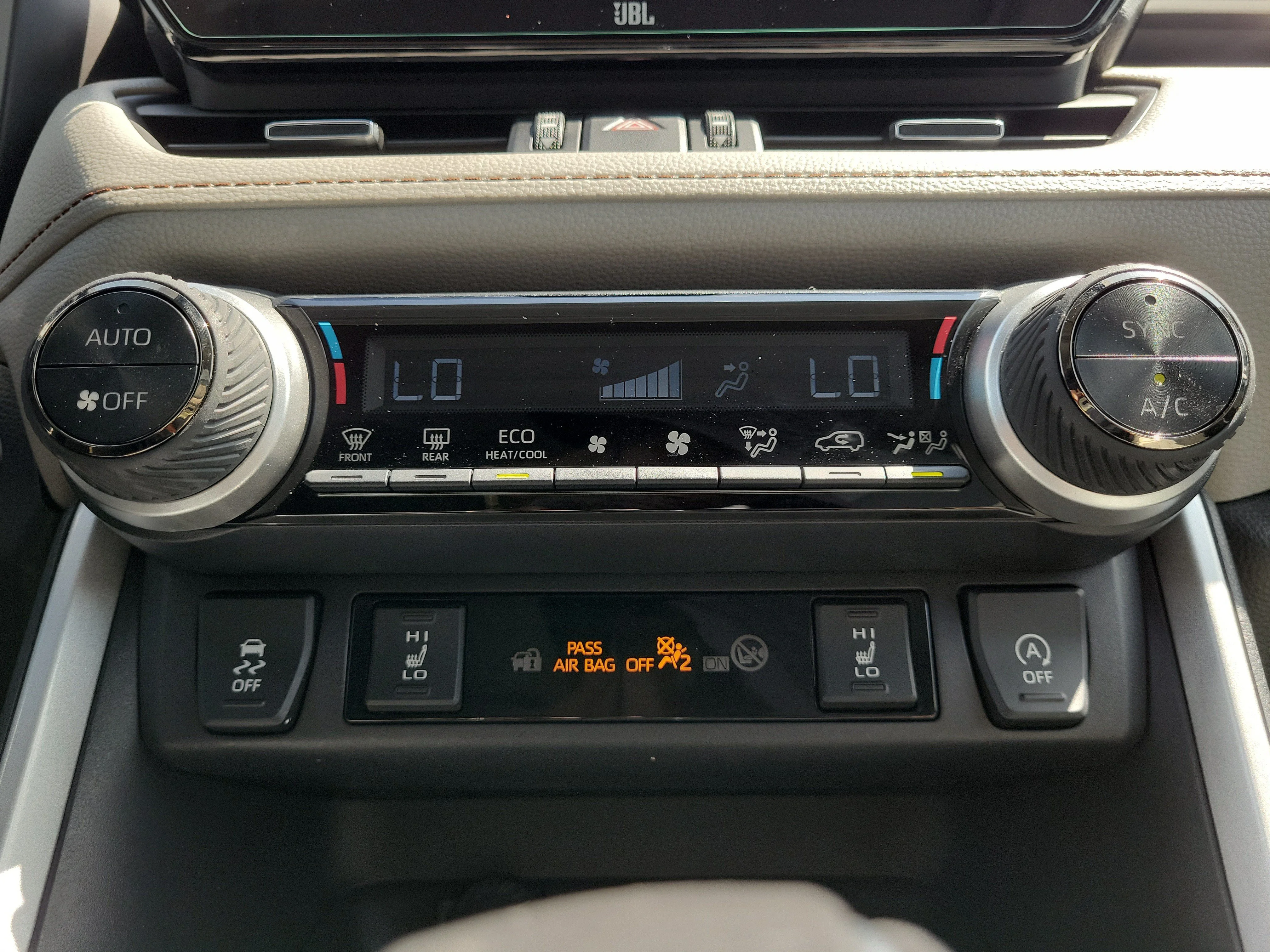 Used 2025 Pearl Toyota XLE Premium image 27