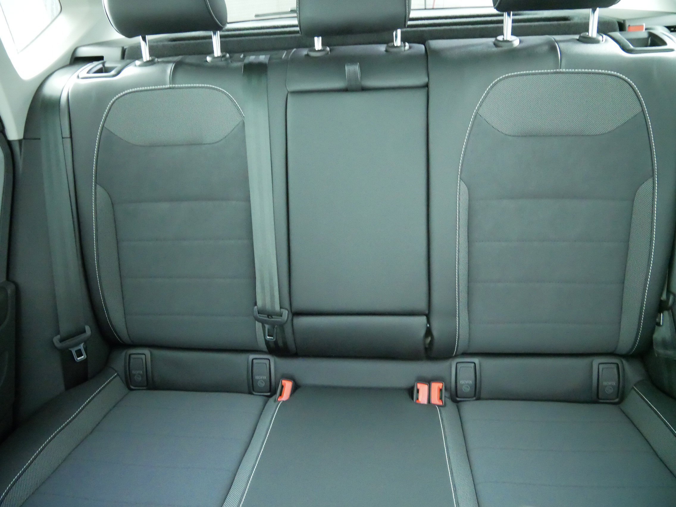 Used 2022 Black Volkswagen SE image 13
