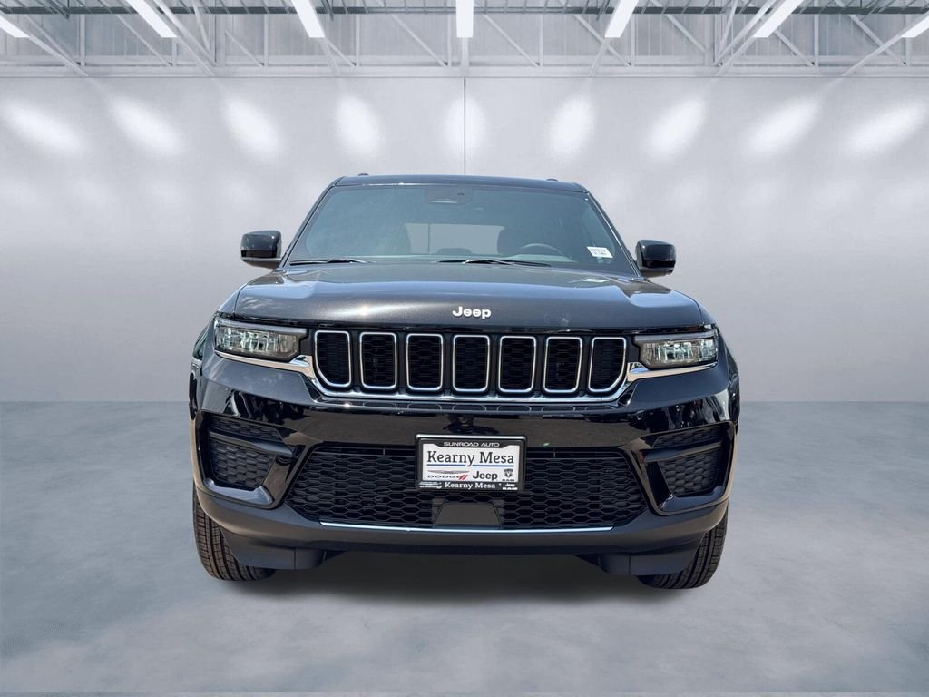 New 2026 Diamond Black Crystal Pearl-Coat Exterior Paint Jeep Laredo image 2