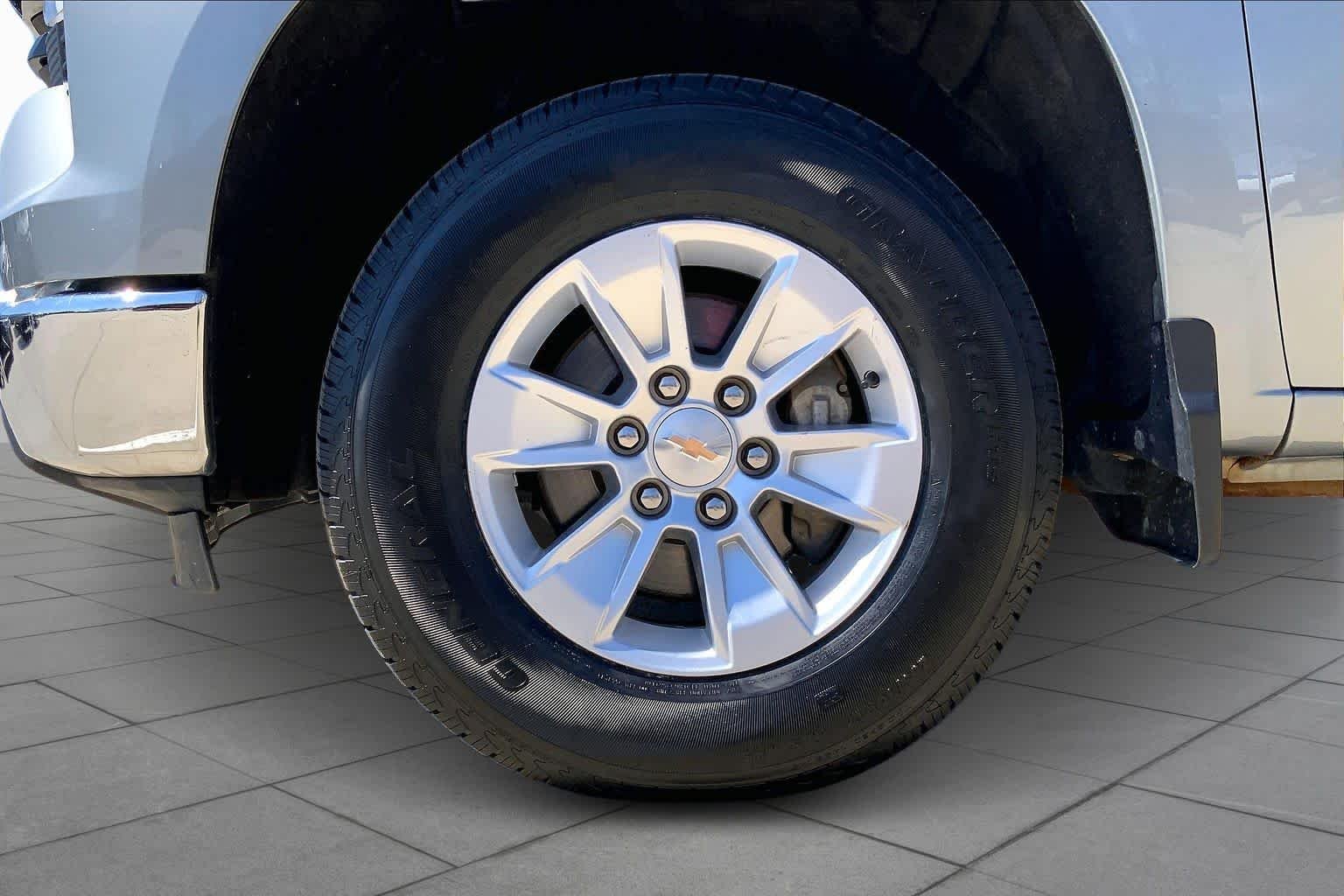 Used 2025 Sterling Gray Metallic Chevrolet LT image 19