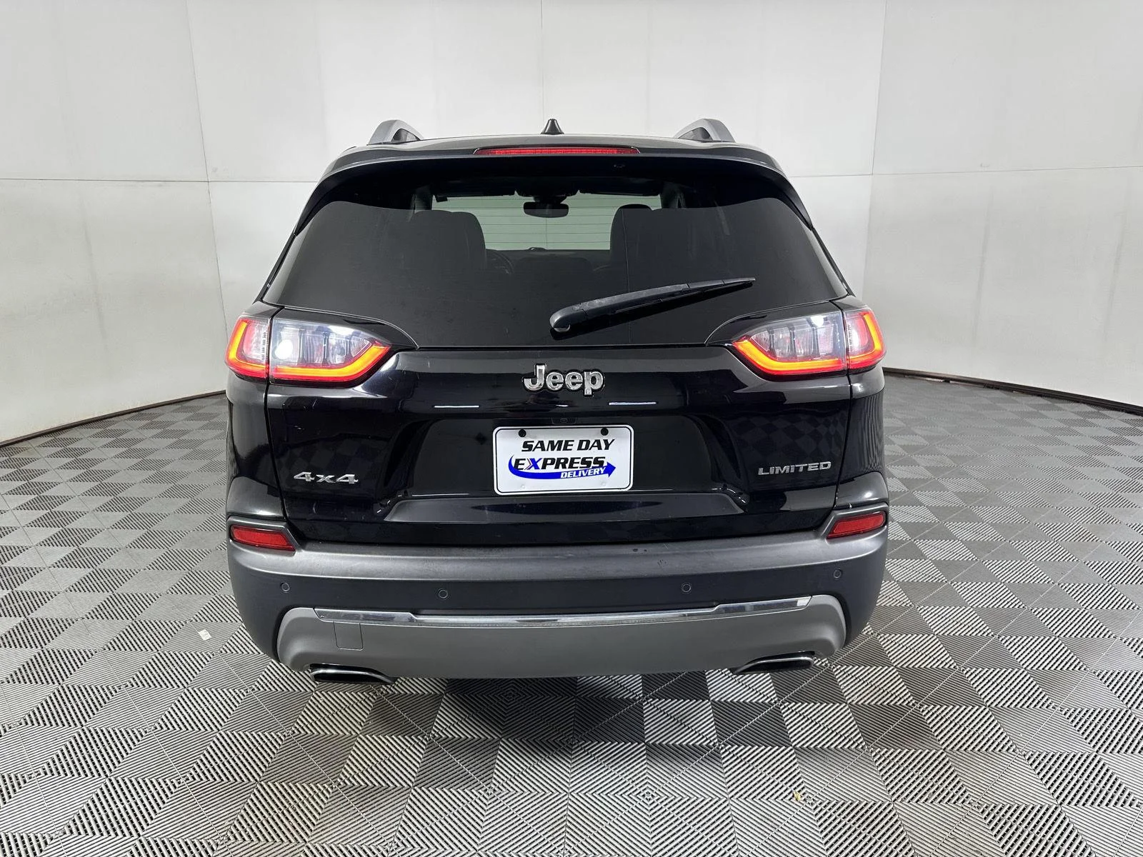 Used 2021 Diamond Black Crystal Pearlcoat Jeep Limited image 15