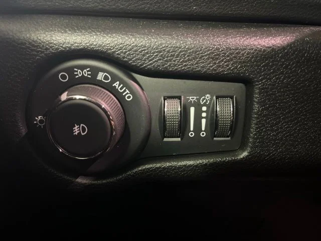 Used 2025 Diamond Black Chrysler Select image 18