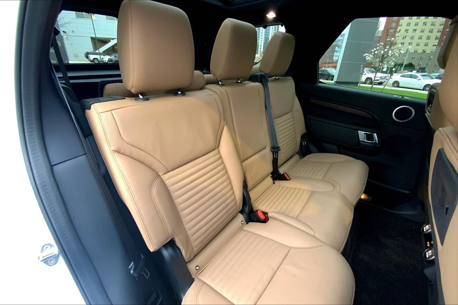 Certified Used 2025 Fuji White Land Rover Dynamic SE image 19