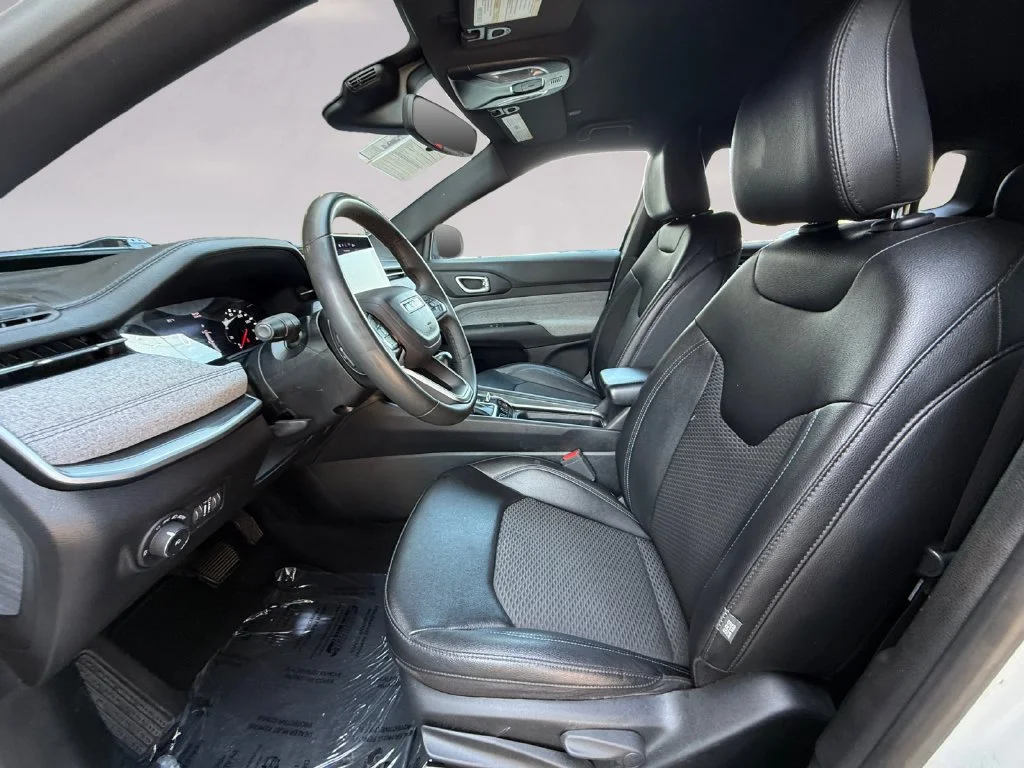 Used 2024 White Jeep Latitude image 10