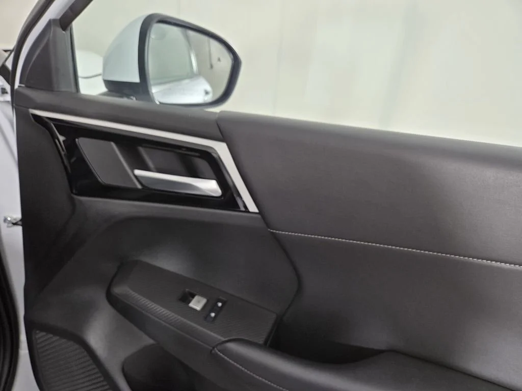 Used 2024 White Mitsubishi SE Black Edition image 28