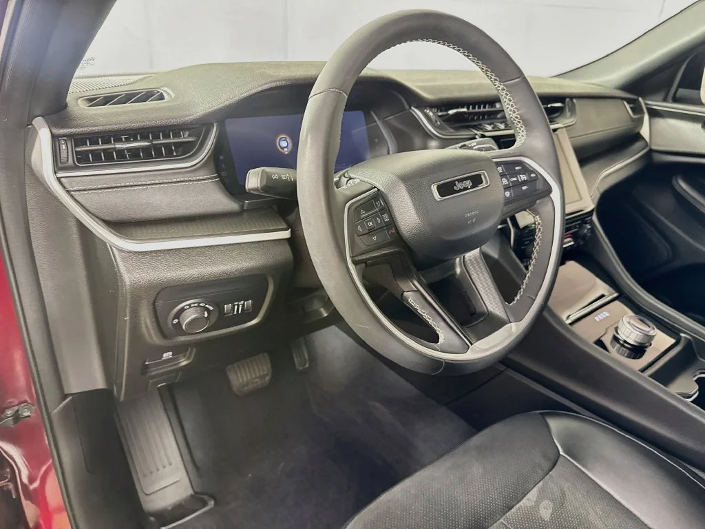Used 2023 Red Jeep Altitude image 9