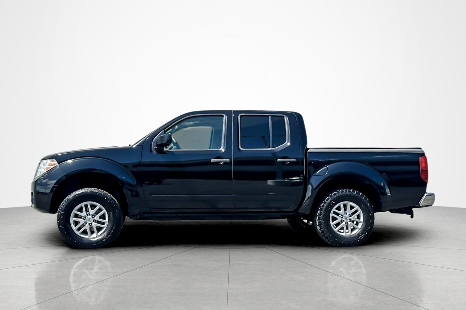 Used 2016  Nissan SV image 2