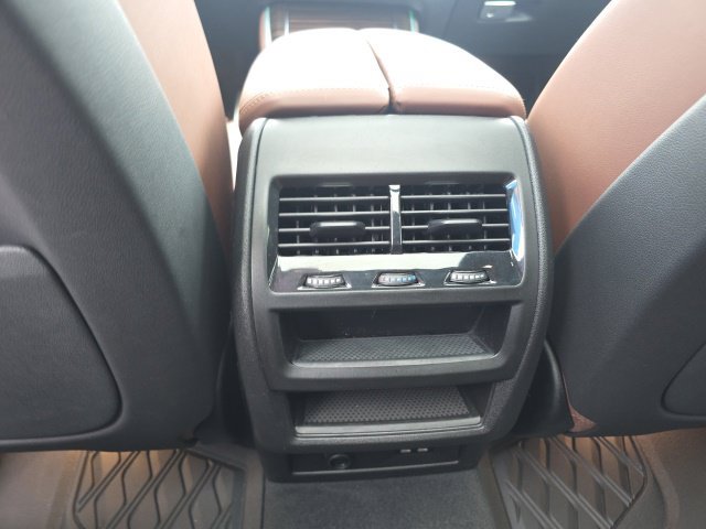 Used 2025 Gray BMW xDrive40i image 36