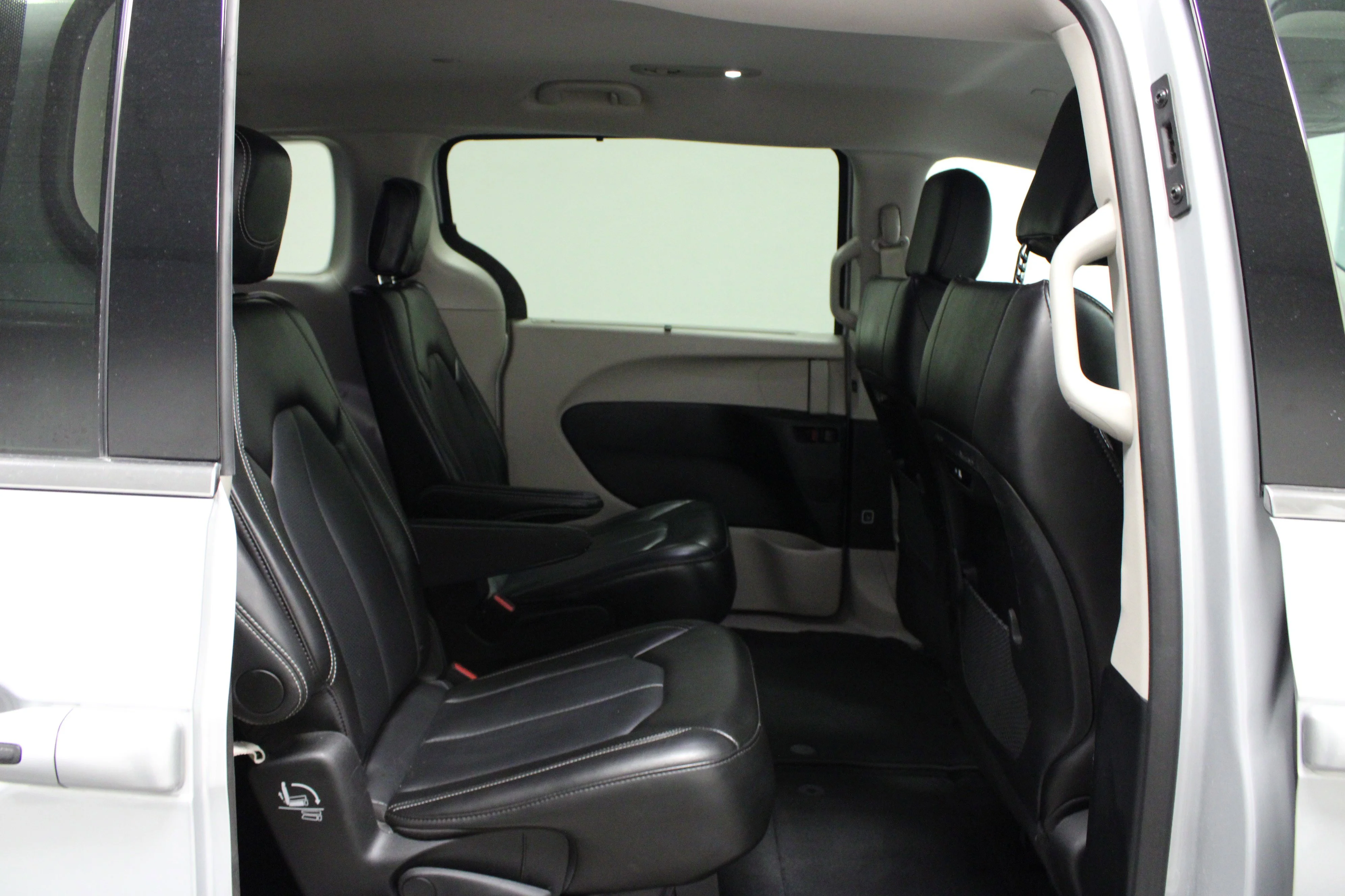 Used 2024 Silver Mist Clearcoat Chrysler Touring L image 16