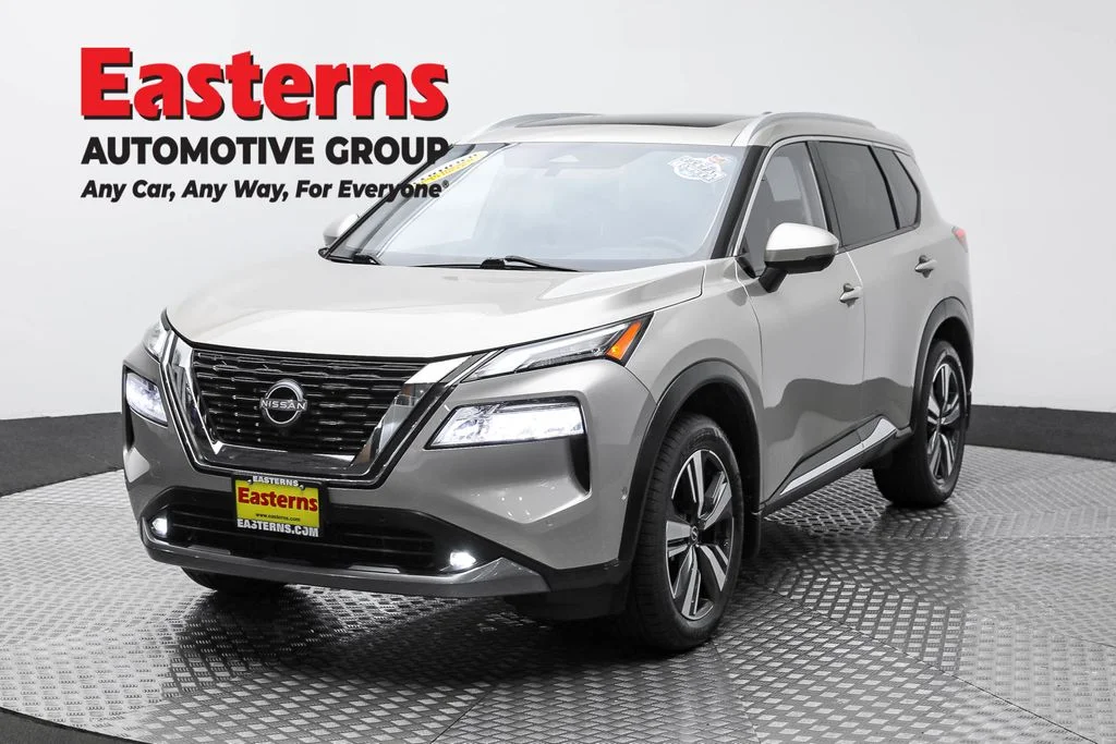 Used 2022 Silver Nissan SL image 1