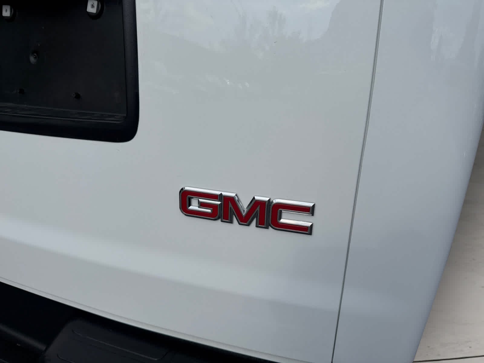 Used 2025 Summit White GMC  image 21