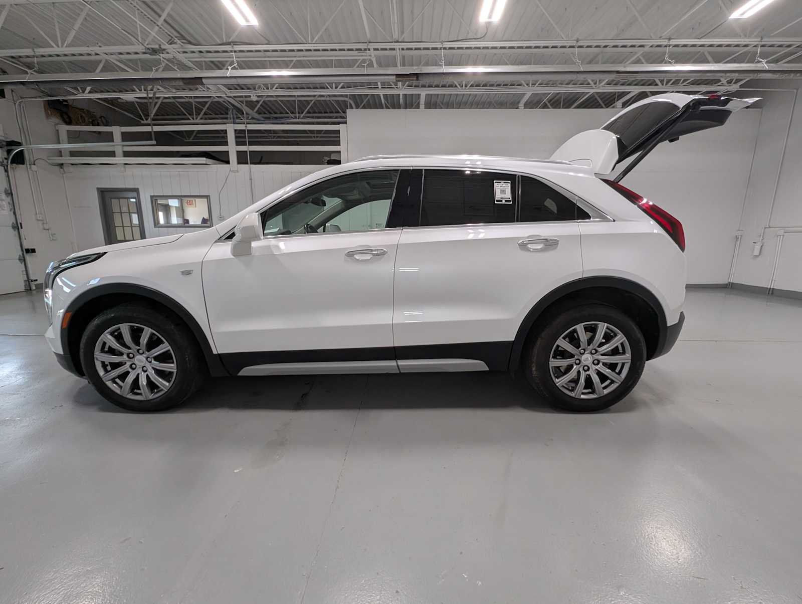 Used 2019 CRYSTAL WHITE TRICOAT Cadillac AWD Premium Luxury image 12