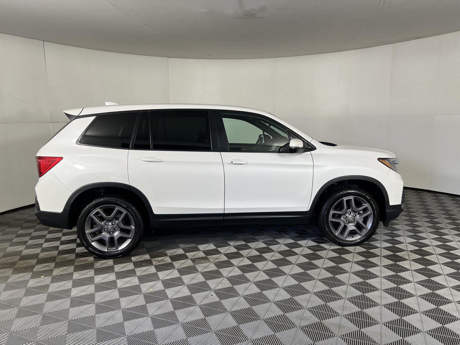 Used 2023 Platinum White Pearl Honda EX-L image 11