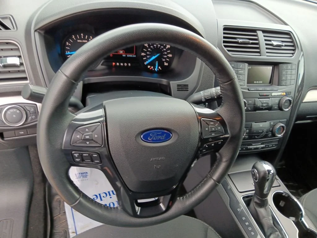 Used 2019 White Platinum Metallic Tri-Coat Ford XLT image 16