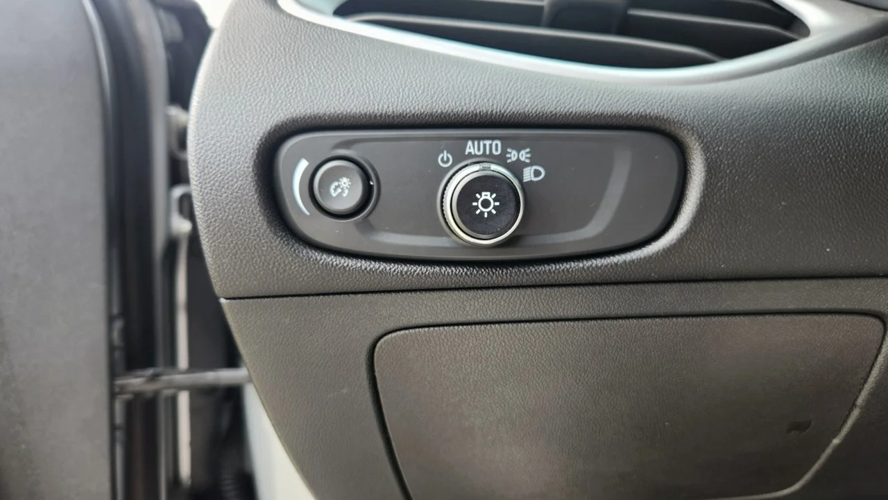Used 2022 MINERAL GRAY METALLIC Chevrolet LT image 19