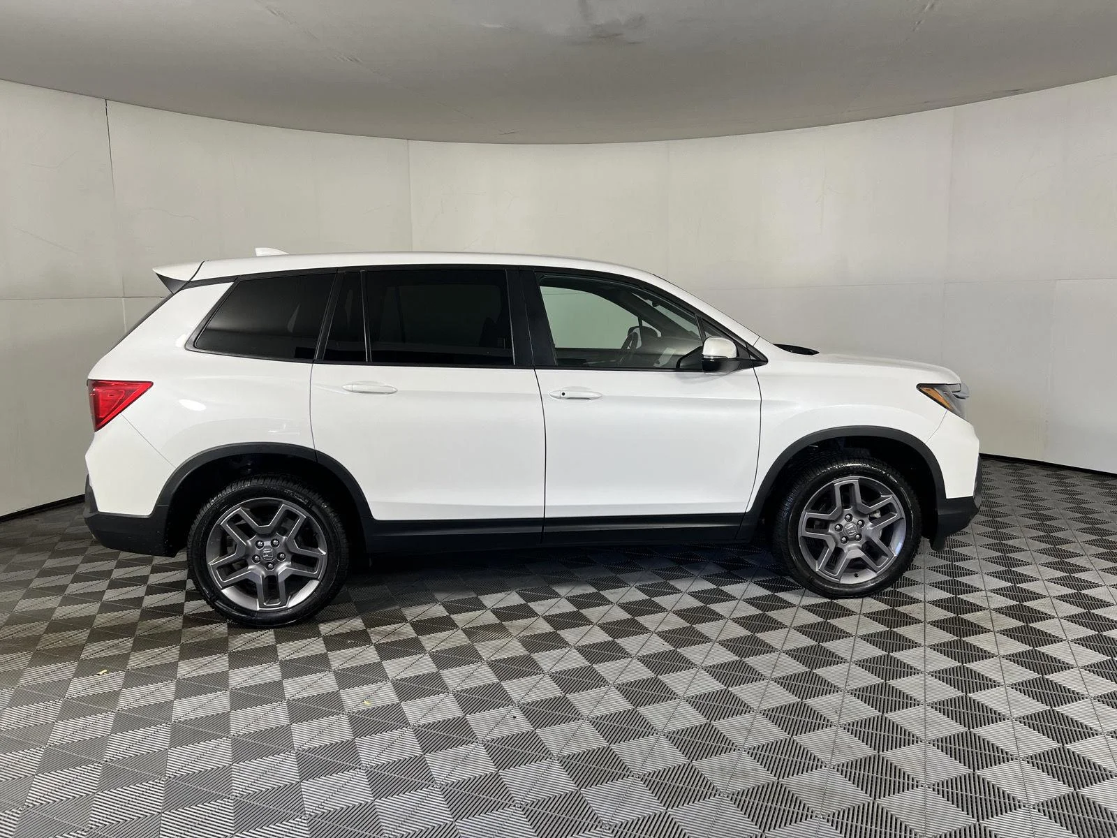 Used 2023 Platinum White Pearl Honda EX-L image 11