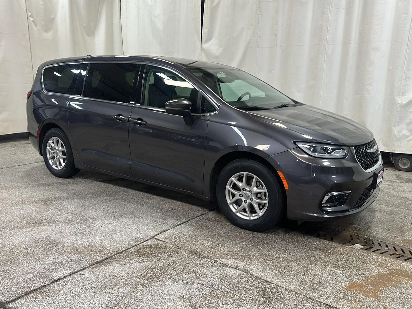 Used 2023 Granite Crystal Metallic Clearcoat Chrysler Touring L image 7