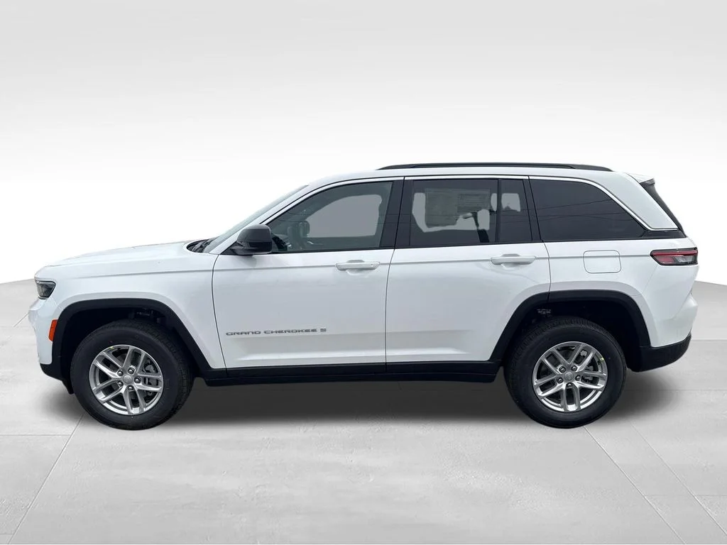 New 2026 Bright White Clear-Coat Exterior Paint Jeep Laredo X image 6