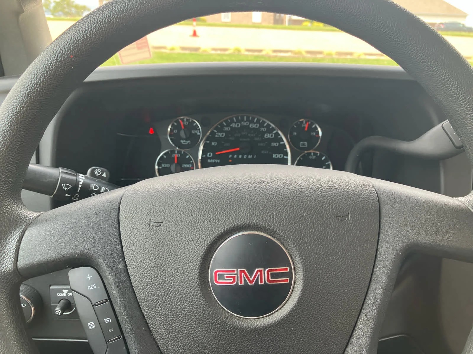 Used 2022 Summit White GMC  image 18
