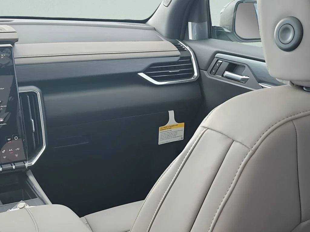 New 2026 Glacier White Tricoat GMC Elevation image 26