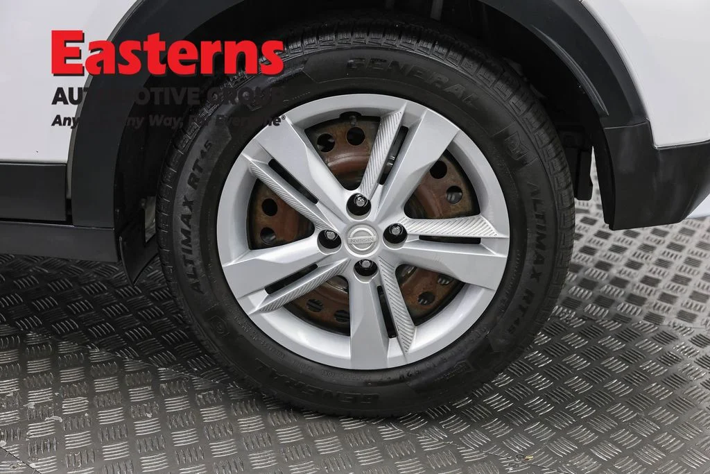Used 2022 White Nissan S image 32