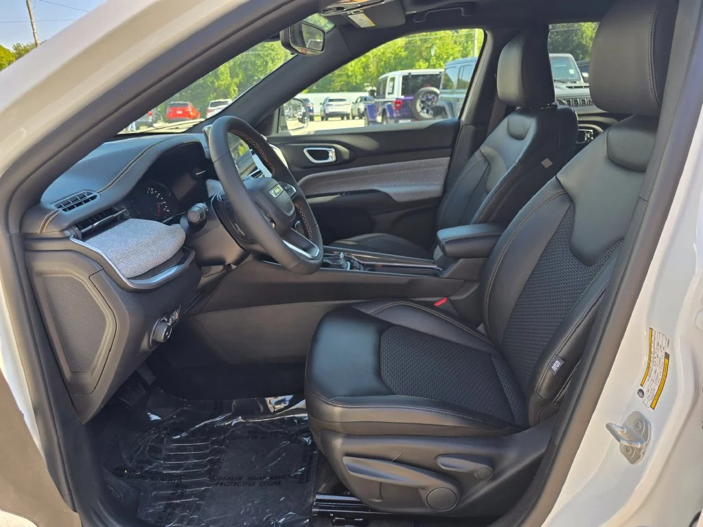 New 2026 White Jeep Latitude image 4
