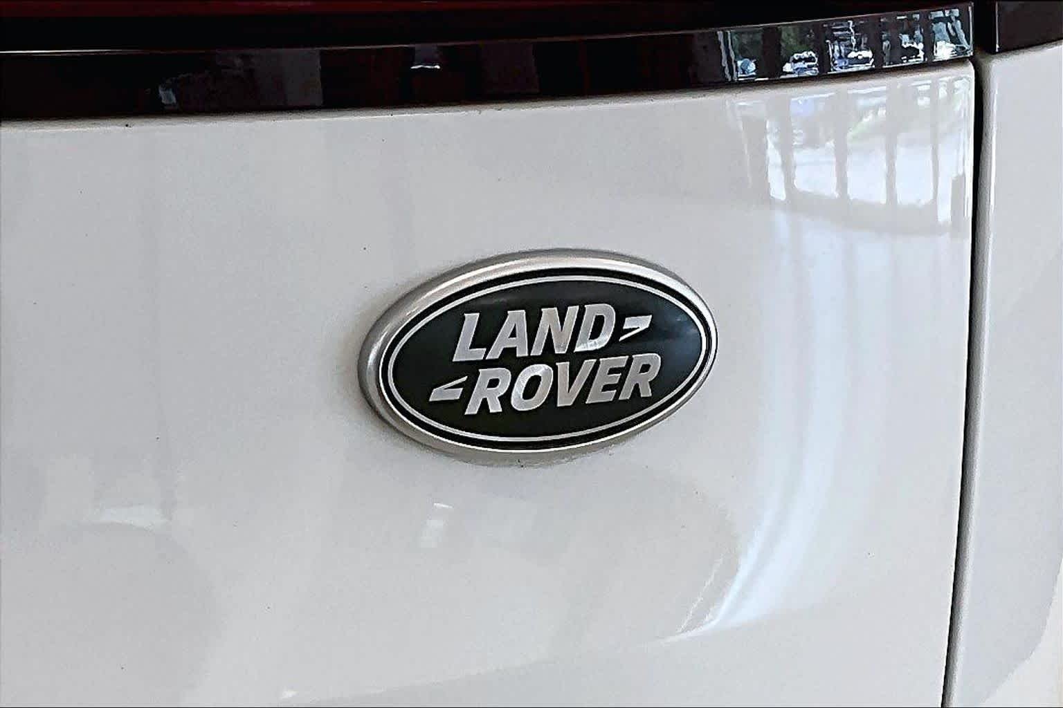 Used 2023 Fuji White Land Rover SE Dynamic image 9