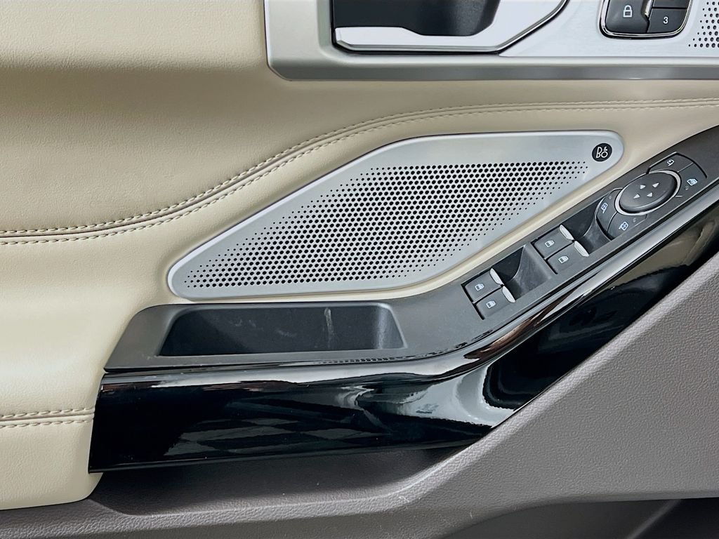 Used 2023 Star White Metallic Tri-Coat Ford Platinum image 19