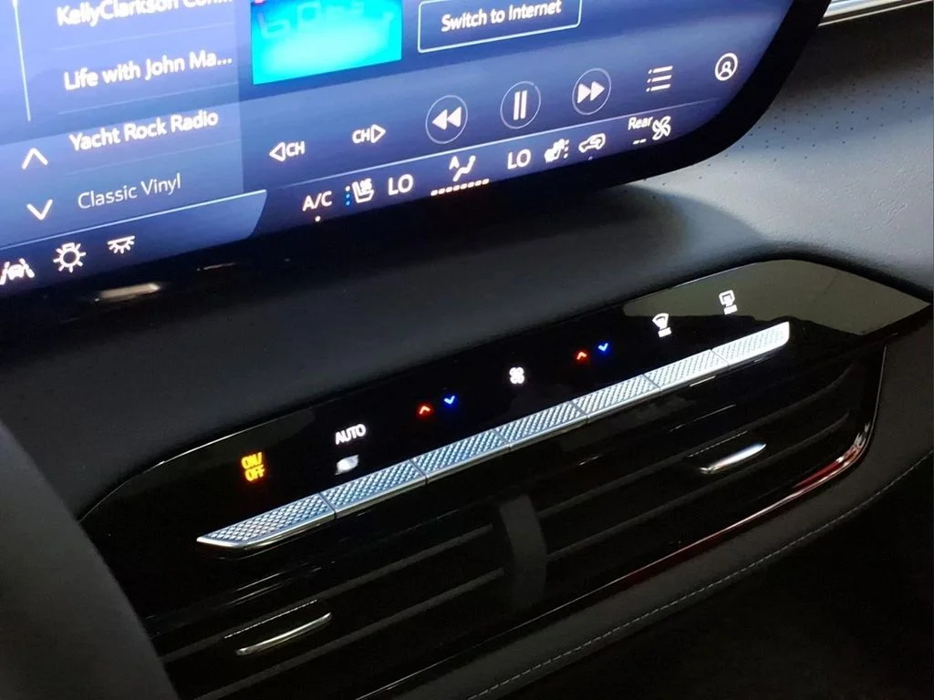 Certified Used 2025 Gray Buick Avenir image 9