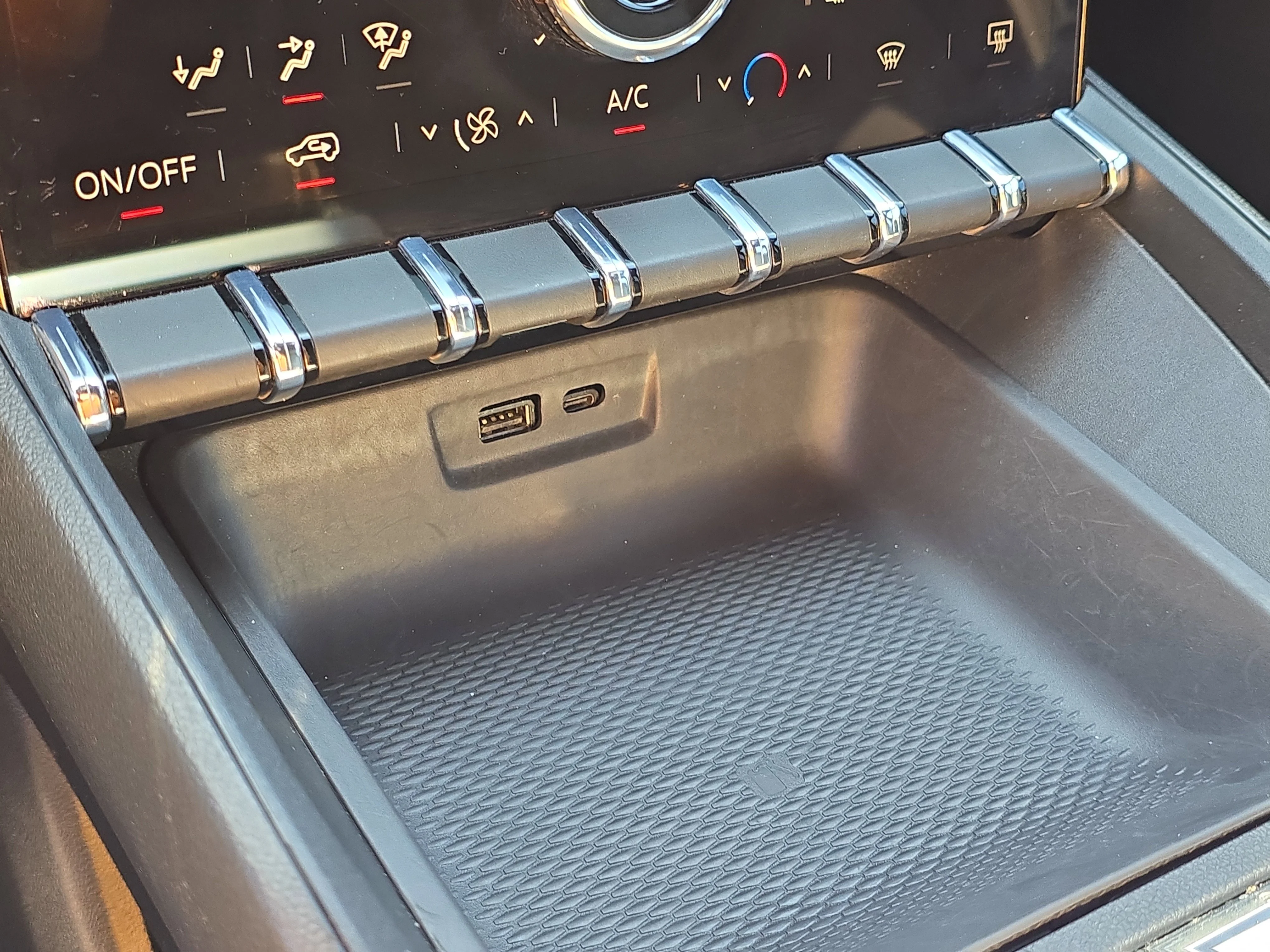 Used 2025 Summit White GMC AWD Elevation image 23